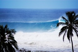 That's an awfully long wall at Tres Palmas to be aimng down, trying to get around it, before it comes over.